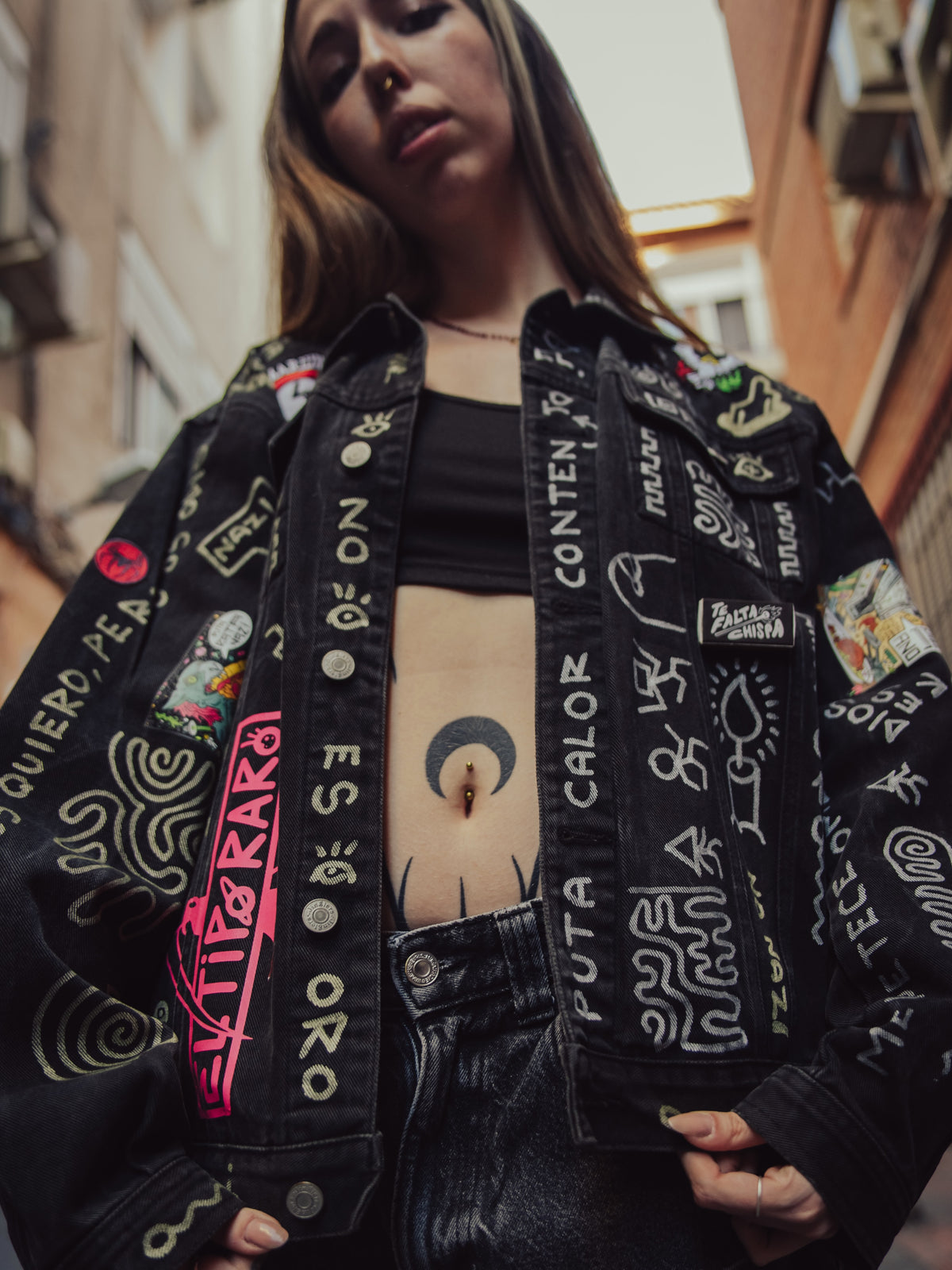 Delantero de la chaqueta con el logo rosa de El Tipo Raro y símbolos pintados