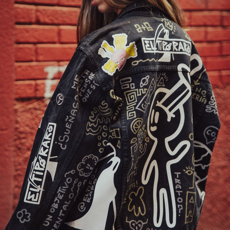 Espalda de la chaqueta: Michael Doodle con el cuchillo en la cabeza y el logo de El Tipo Raro
