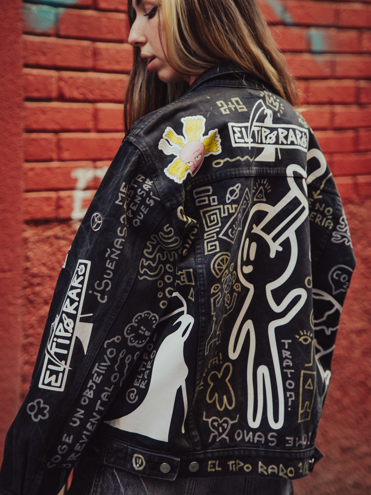 Espalda de la chaqueta: Michael Doodle con el cuchillo en la cabeza y el logo de El Tipo Raro
