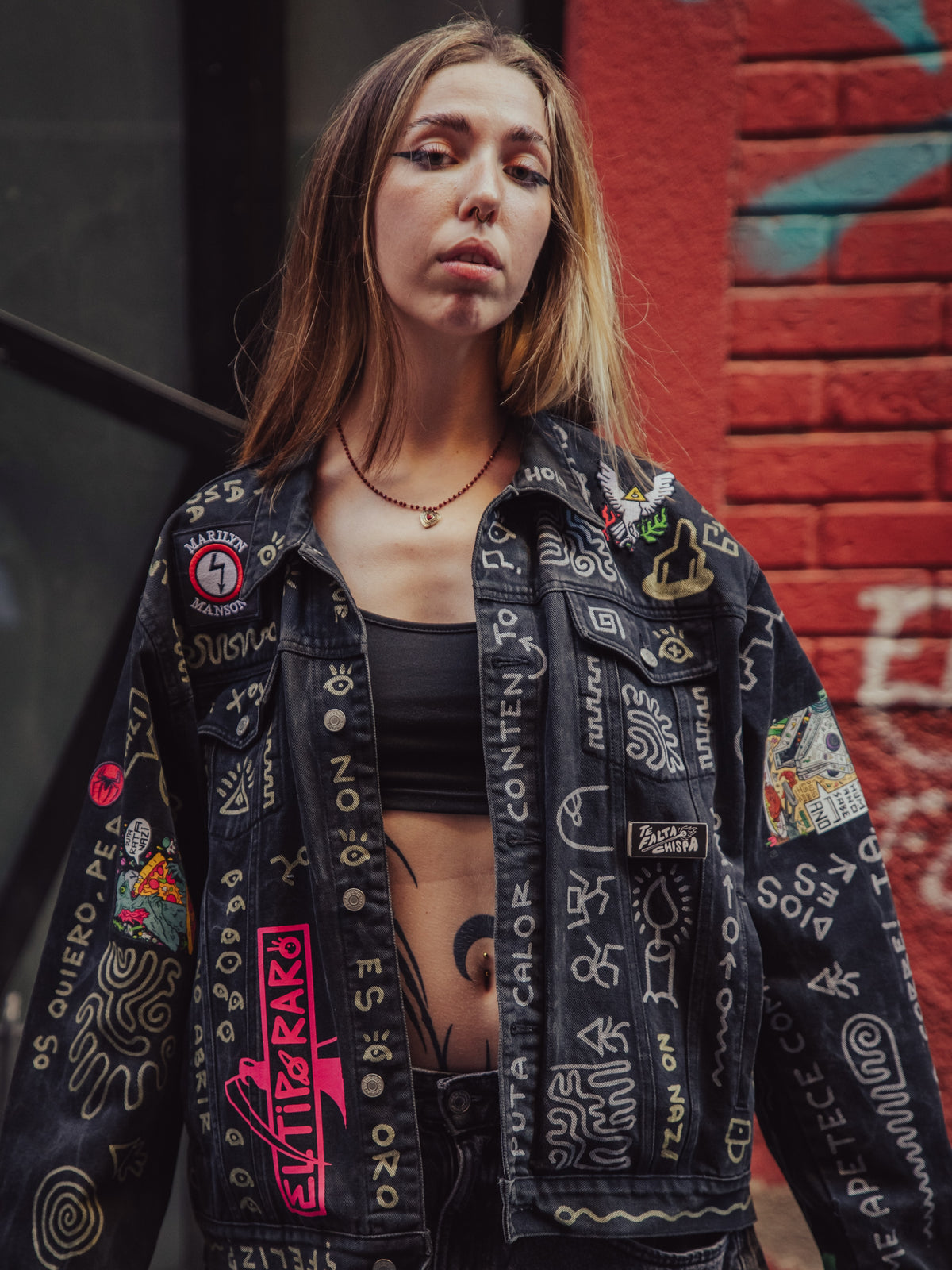 Chaqueta Te Falta Chispa de El Tipo Raro, vaquera negra pintada a mano, vista de frente