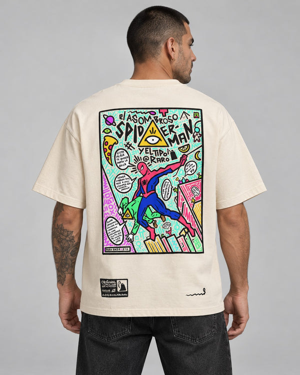 Camiseta Spider-Man & El Tipo Raro puesta — espalda con modelo
