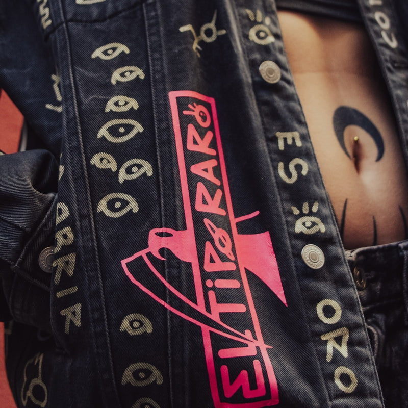 Logo de El Tipo Raro en magenta ácido, con ojos pintados a mano alrededor