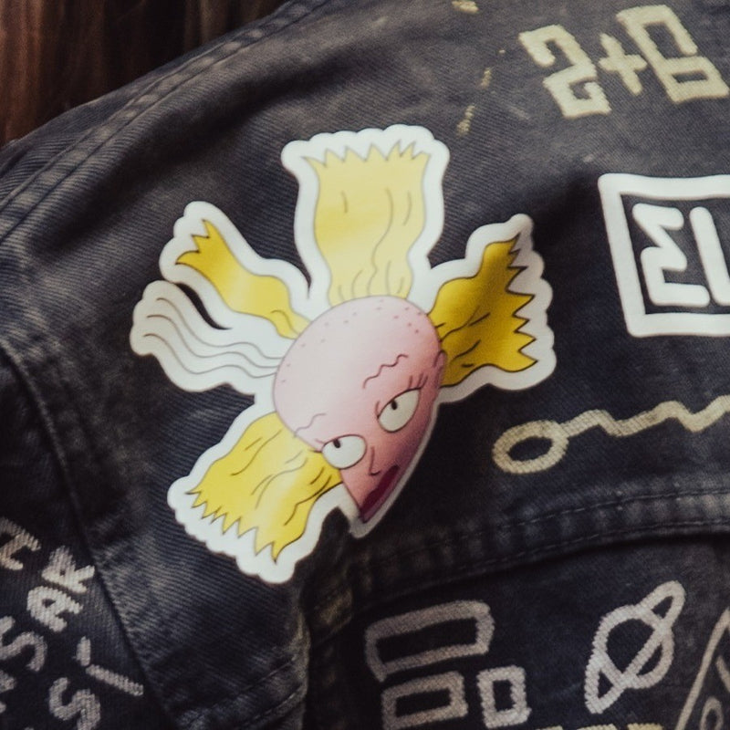 La muñeca de los Rugrats con el pelo reventado, en la espalda de la chaqueta