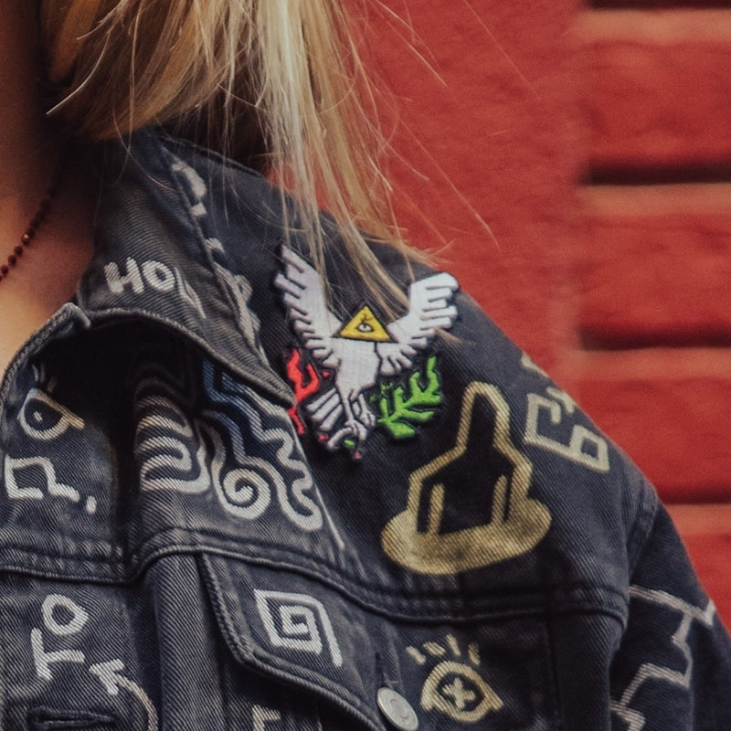 Detalle: la paloma que El Tipo Raro diseñó para Viva Suecia, cosida en el pecho de la chaqueta