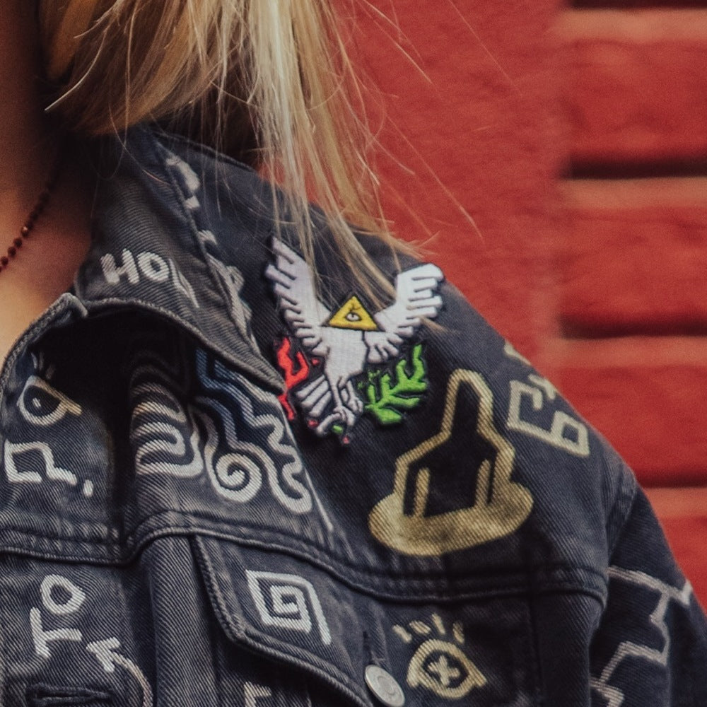 Detalle: la paloma que El Tipo Raro diseñó para Viva Suecia, cosida en el pecho de la chaqueta