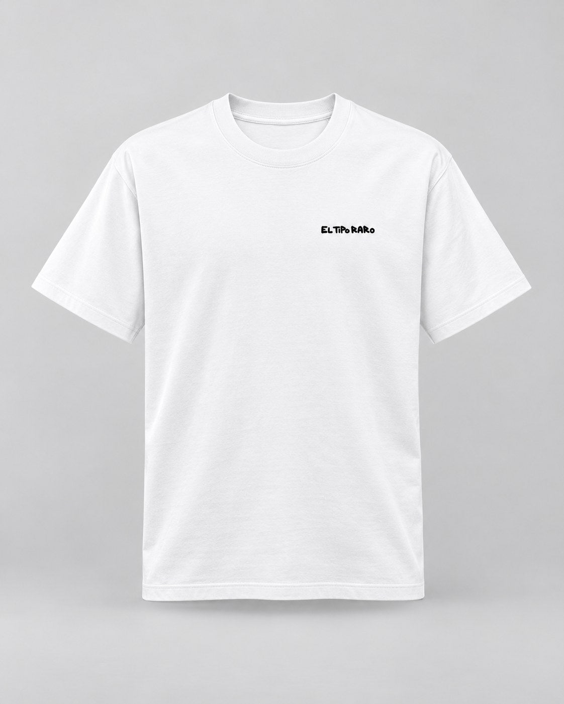 Menuda Tranca de frente: camiseta blanca con EL TIPO RARO en el pecho